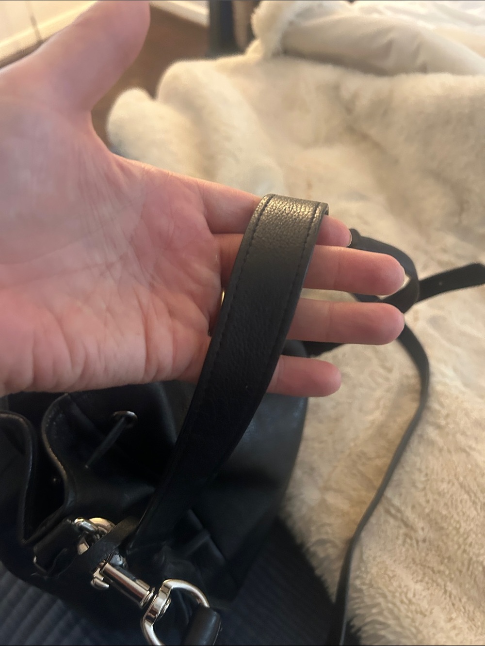 Black Leather Drawstring Bucket Bag - Coach brand from the outlet. - Picture 5 of 8